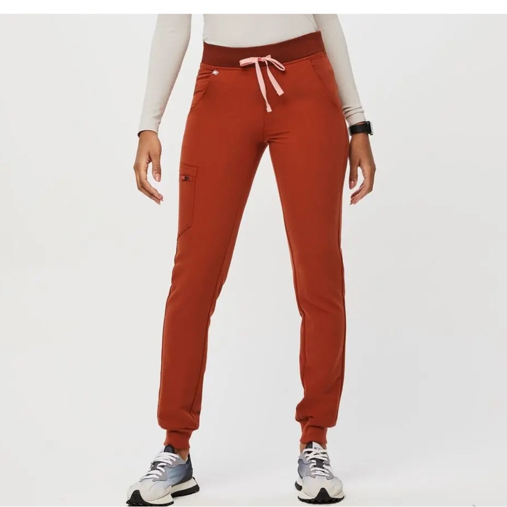 Figs Zamora Joggers in Auburn size XS regular